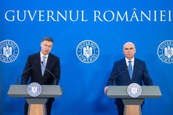 Valdis Dombrovskis, comisarul european pentru economie, şi şeful Guvernului, Ilie Bolojan, într-o conferinţă de presă comună.